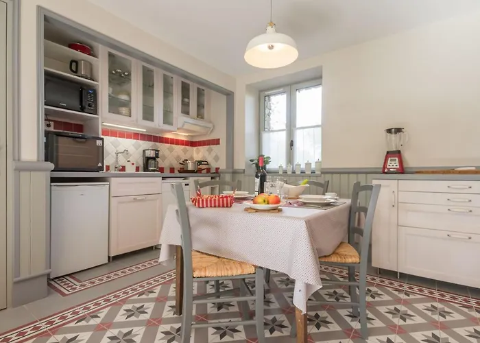 Maison De Maitre Renovee Avec Jardin, Terrasse Et Equipements Modernes, Au Calme De La Campagne. - Fr-1-306-928